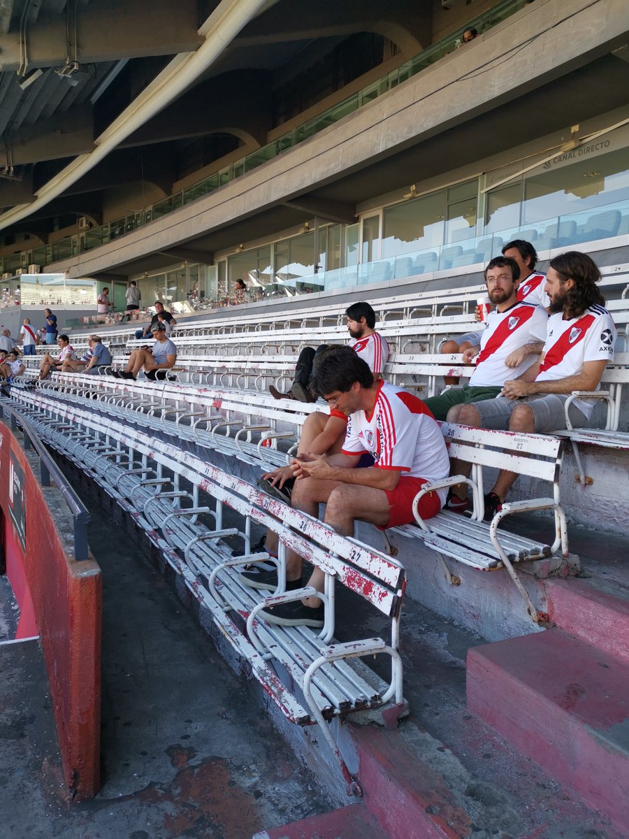Een paar dagen later was de wedstrijd. Het was kokend heet en dat was lijden. Geluk voor de barra bravas, want die mochten niet komen en konden lekker in hun tuin vegeteren met een koude Quilmes. Hun vaste plek bleef ook leeg, want daar mocht niemand staan.