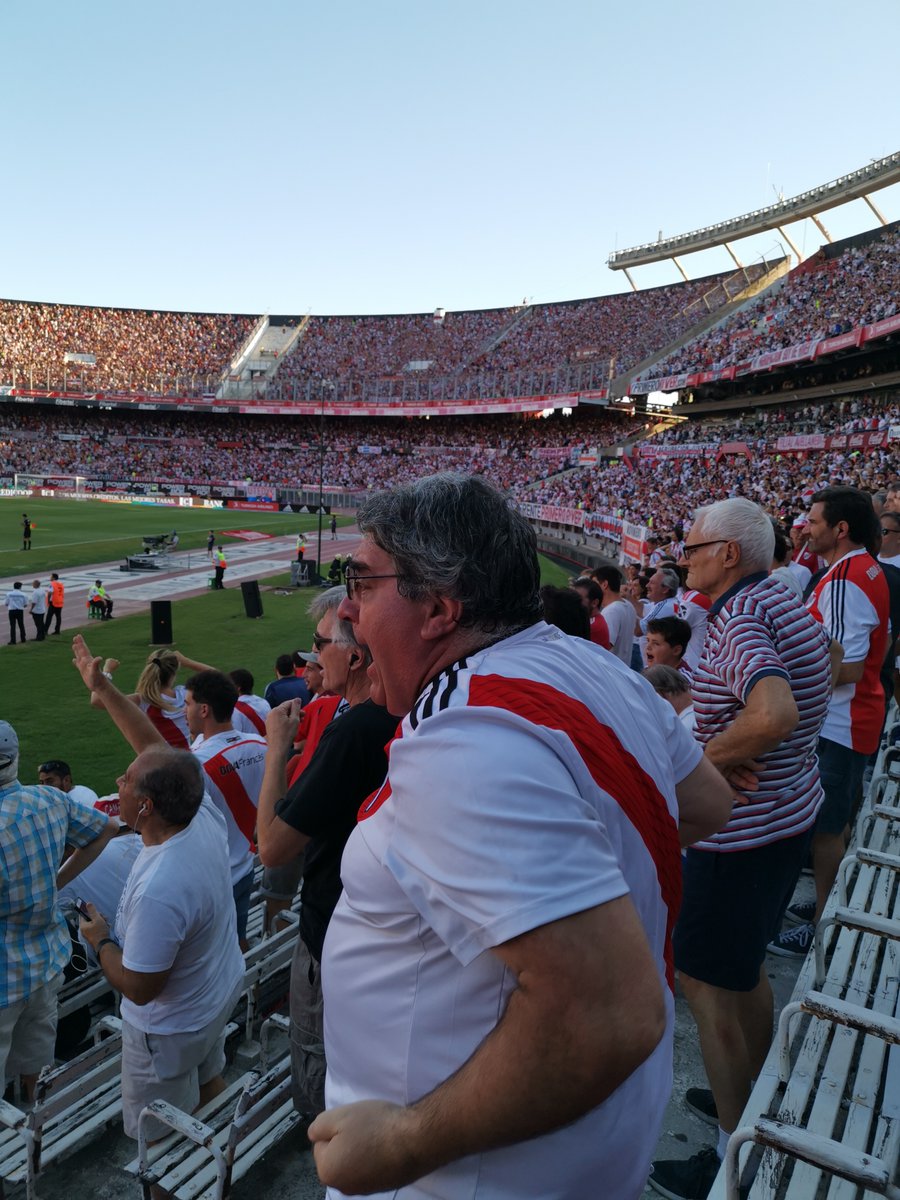 Het was bijna het einde van de competitie en River had alles nog in eigen hand. Het won hier en dat zorgde voor een gekkenhuis.
