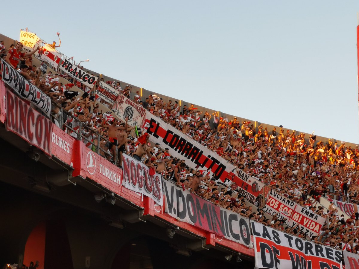 Het was bijna het einde van de competitie en River had alles nog in eigen hand. Het won hier en dat zorgde voor een gekkenhuis.
