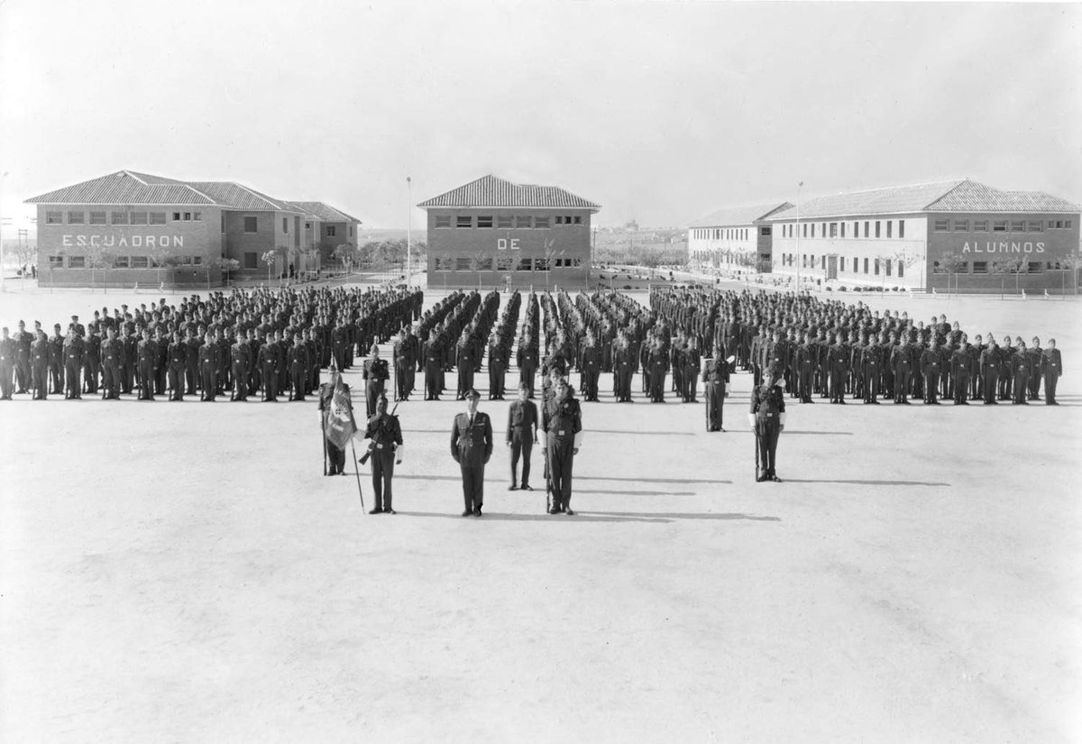 EjercitoAire's tweet photo. ¿#Sabíasque hoy se cumplen 75 años de la creación de la Escuela de Transmisiones del Aire (#ESTRAM), actual Escuela de Técnicas de Mando Control y Telecomunicaciones (#EMACOT), ubicada en la base aérea de #CuatroVientos? #Efemérides @Defensagob 

📌https://t.co/eCPxAspScd https://t.co/7zK8t3qmhs