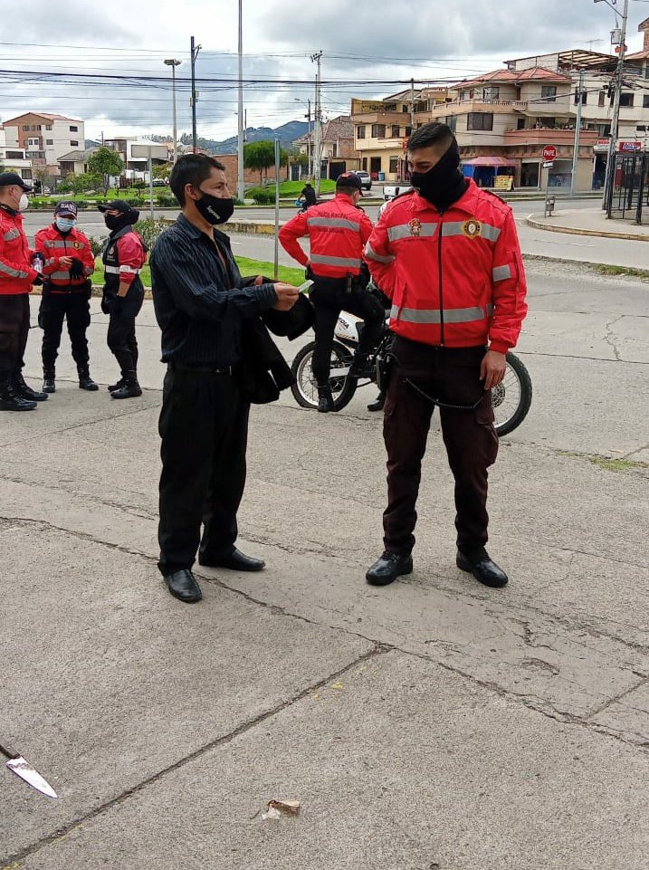 GuardiaCuenca's tweet photo. 𝗔𝗽𝗼𝘆𝗼 𝗮 𝗹𝗮 𝘀𝗲𝗴𝘂𝗿𝗶𝗱𝗮𝗱 𝗰𝗶𝘂𝗱𝗮𝗱𝗮𝗻𝗮

A esta hora #GuardiaCiudadana evita que persona en estado etílico agreda con arma blanca a ciudadano que transitaba por el sector de Tía,en el mercado El Arenal

Se coordina con @PoliciaEcuador para continuar procedimiento https://t.co/eci8mYtiXL