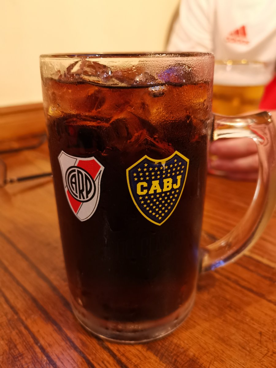 We sloten de dag af met de Twentse klepperaars van  @ToonHeupink die een bar hadden gevonden met gloryhuntende glazen. Ook River Plate was weer heel tof om te bezoeken en ik zou willen dat ik daar nu in dat stadion zat ipv in een nat en grijs Schotland. Maar zo is het leven niet.