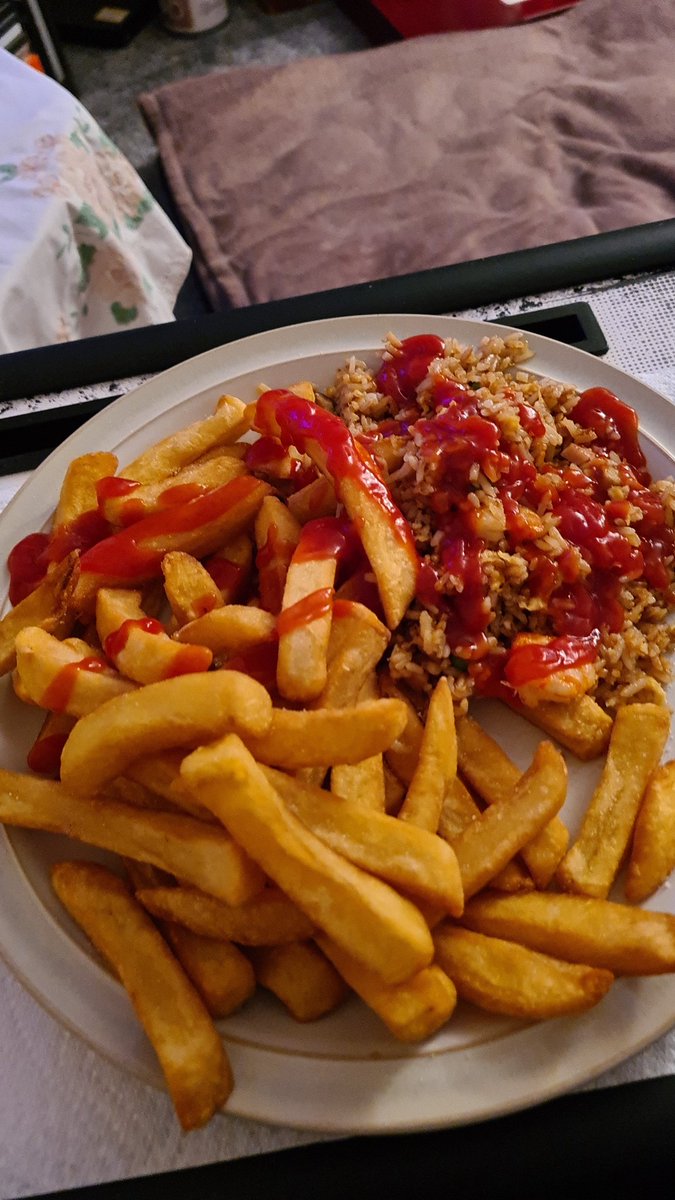 FroFrojack's tweet image. @AshleyyLoveeMFC special fried rice and chips (French fries) with a lil ketchup 🤗#DontHate #FrolaBeingTruthful #IMayHaveIssues