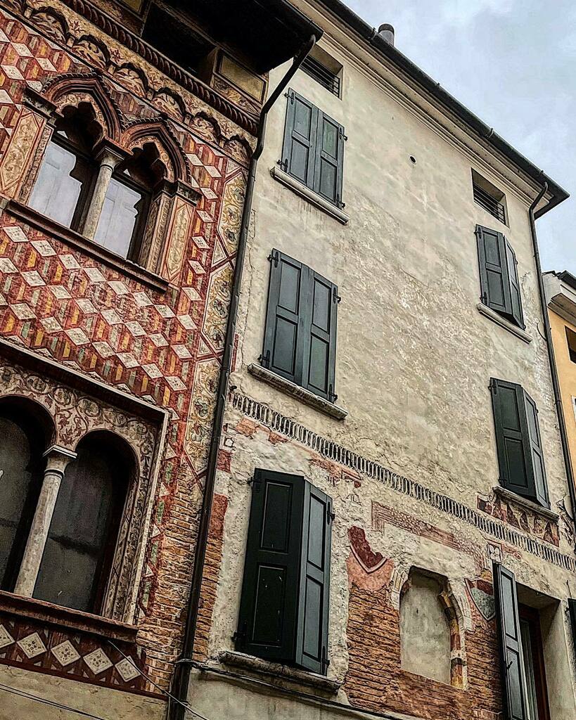 bluelapis's tweet photo. windows
#lookingup #windowsofinstagram #windowsdisplay #somewherefvg  #10bluenotes #pordenone https://t.co/CQ1S80JfSj https://t.co/PmEU2mhfW9