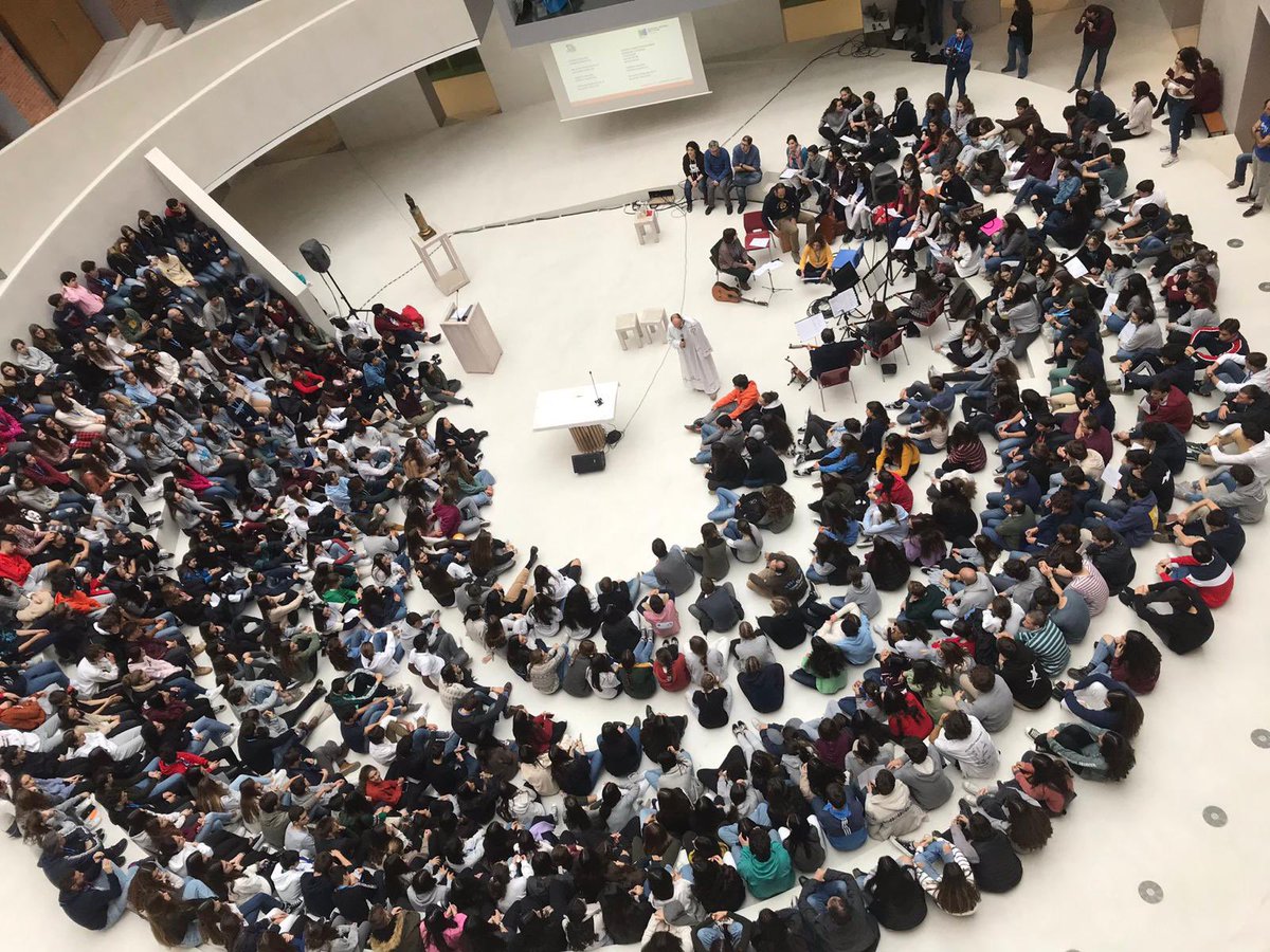 ElPilarVa's tweet photo. Hace justo un año estábamos celebrando el encuentro Chaminando con alumnos de 4º ESO de los colegios marianistas, hoy estos encuentros no podemos realizarlos,  pero nuestros alumnos siguen teniendo necesidad de que se les abran horizontes a la solidaridad y al compromiso https://t.co/mrn1wJRyYC