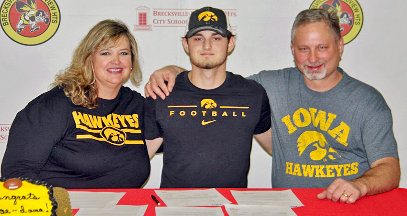 BrecksvilleM's tweet photo. Brecksville-Broadview Heights High School quarterback senior Joe Labas signed his letter of intent to attend and play football at the University of Iowa in December. https://t.co/xrTjNUolW6 https://t.co/QycUMW2N5n