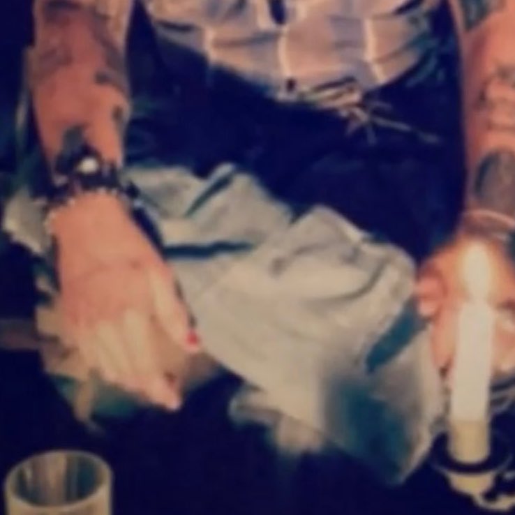 salveogvm's tweet image. Remember when someone asked Johnny Depp through Adam’s comments to paint his one nail in pink before he’s going to post his first insta video and he really did that. ICONIC BEHAVIOR