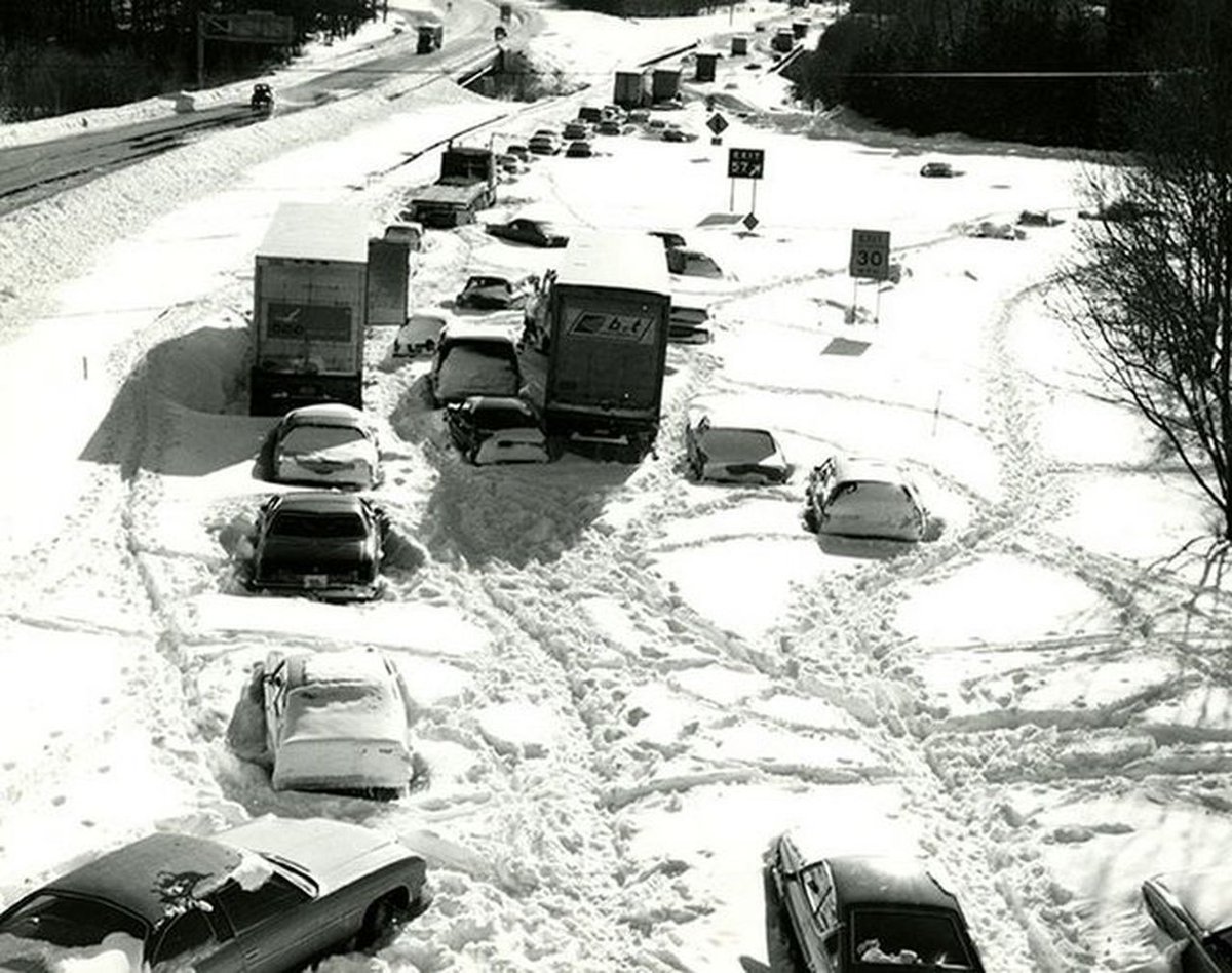 NeedhamHistory's tweet image. Could be worse...?
(Abandon cars along Route 128 near Needham during the Blizzard of 1978)
