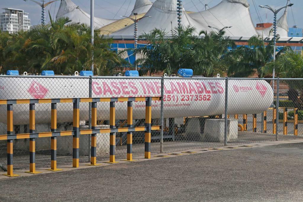 gobiernodelara's tweet photo. #02Feb Gobernador @AdolfoP_Oficial informó: "Materializamos el proyecto de gas metano en el C.C Sambil, el cilindro que se usaba en el lugar será llevado a una planta ubicada en El Ujano. Así mismo la cisterna que empleaban en el C.C se trasladará a las comunidades". https://t.co/p1d3xoodtV