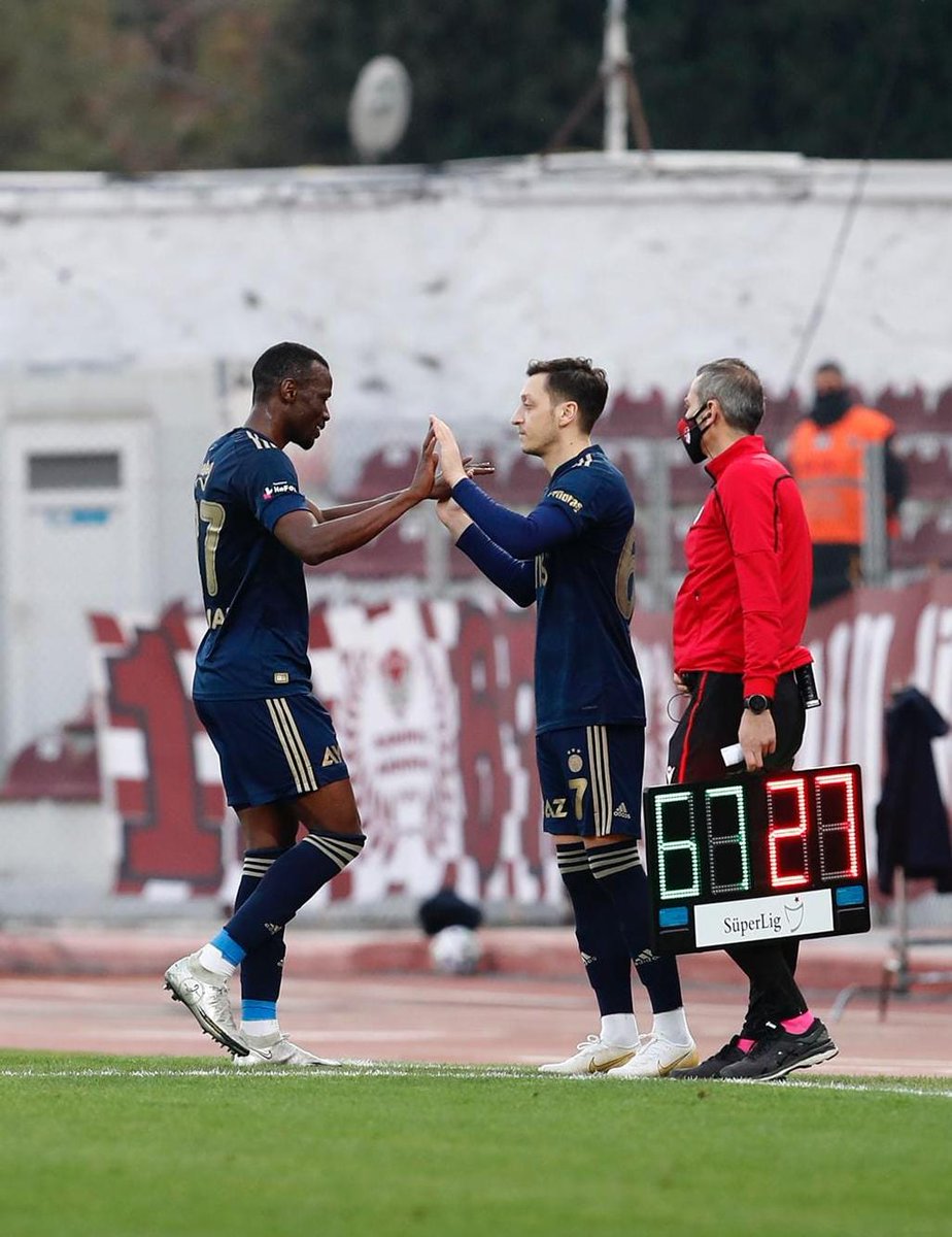 Çocukluk hayaliydi, gerçek oldu... 🤲🏼💛💙 // when your childhood dream becomes reality... 🤲🏼💛💙 #alhamdulillah #firstmatch #firstwin <a href="/Fenerbahce/">Fenerbahçe SK</a>