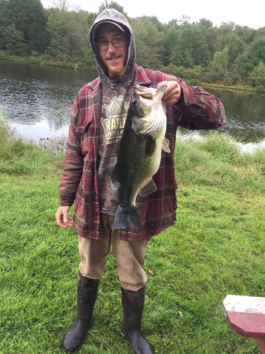 AlexanderFrable's tweet photo. Gotta love it when the big green ones come out to play 7lbs 15ozs 24in long 17 3/4in girth I caught her in a small 1.5 acre pond that is public and way over fished. #largemouth #bassfishing #bucketmouth #biggreenone #pb #bass #garyyamoto #senko https://t.co/2upkEiDkvy