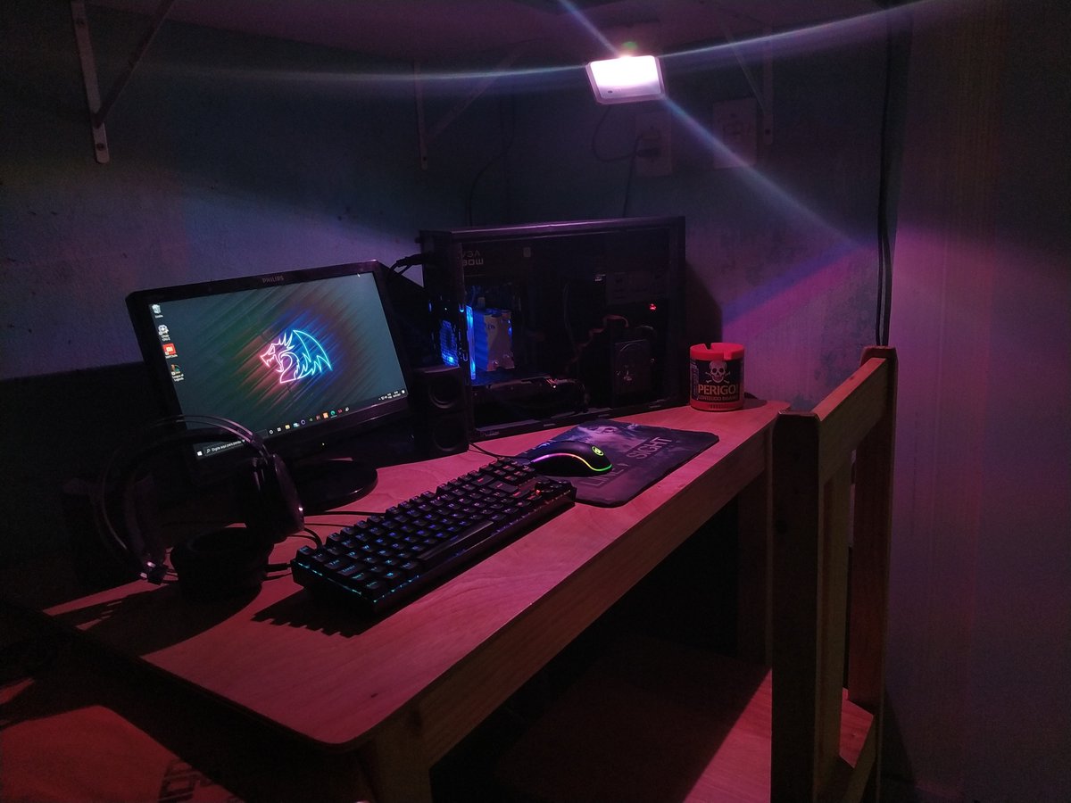 RedragonBR's tweet image. O #SuperFã vencedor de Segunda-Feira  Breno Oliveira (@long_bux) na @redragonexp representou com um setup super estiloso cheio de dragões e bom gosto!  😍

Setup Dracônico:
⠀
Teclado - Kumara RGB 
Mouse - King Cobra RGB 
Headset - Scylla 
⠀
#Gaming #Setup #Gamer #Redragon