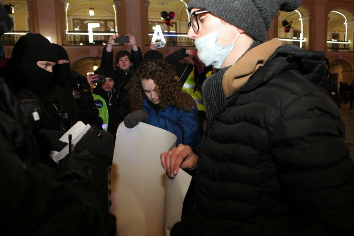 Detentions at Gostiny Dvor in St.Petersburg. Foto: Elena Lukyanova, Novaya Gazeta  https://russia.liveuamap.com/en/2021/2-february-detentions-at-gostiny-dvor-in-stpetersburg-foto via  @novaya_gazeta  #Russia