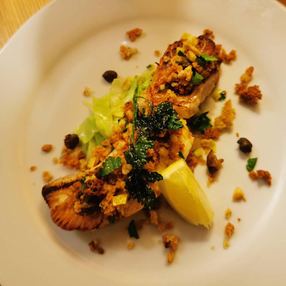 gloryofwine's tweet photo. Delicious halibut fillet with caper crumb & hispi cabbage. Paired with a delicious Bordeaux Blanc, a blend of Sauvignon & Semillon
#wine #winetasting #wineandfood #wineandfish #vin #vinblanc #vinbordeaux #bordeauxblend #bordeauxblanc
#fishcookery #halibut https://t.co/khlM5A89AJ