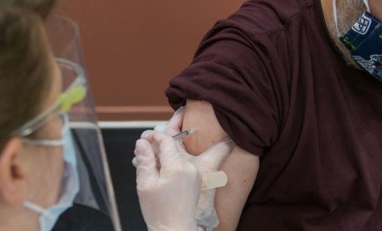 ottawalifers's tweet photo. #OpEd: A COVID-free future is within our reach β a future where it's safe to hug again and where our smiles no longer need to be hidden behind a mask. To get there, we will need a robust vaccination drive. https://t.co/q72Fr7MaL6 π
#OLMHealth #COVID19 @CFNU https://t.co/bPDgVIp0XW