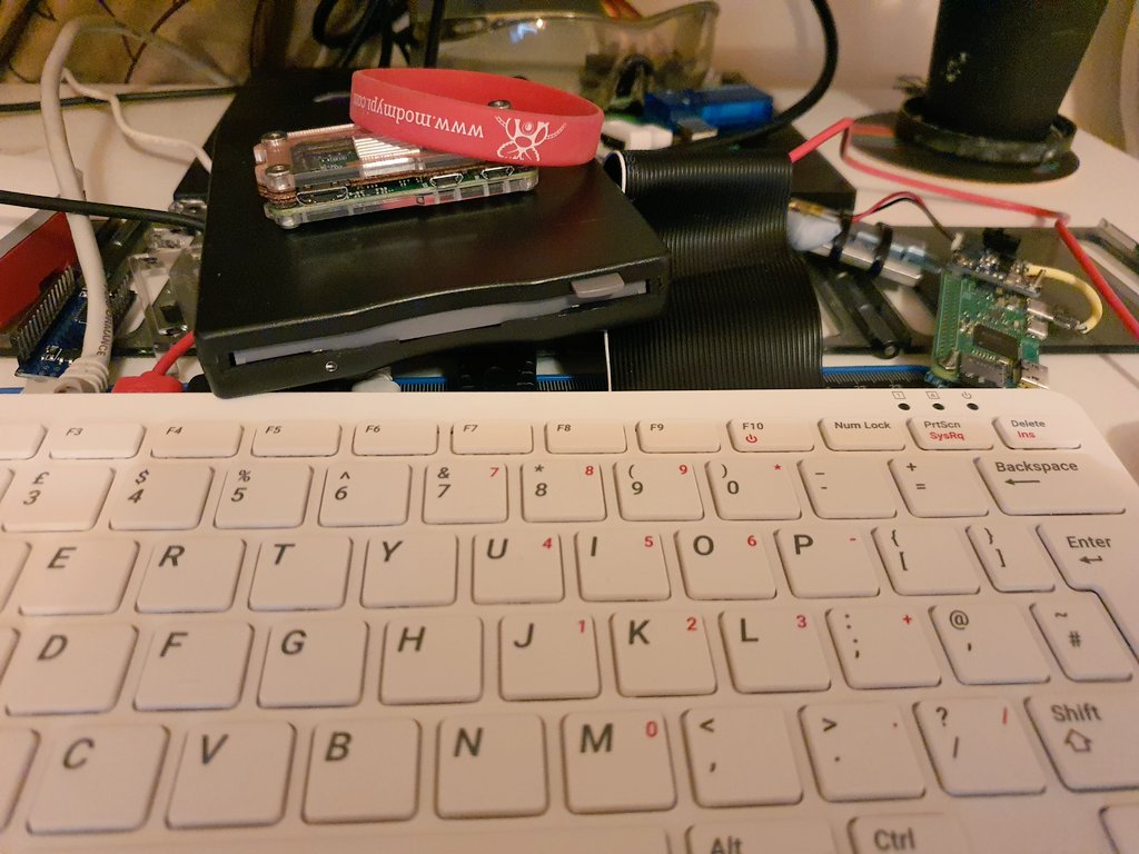 The_Mikey_D's tweet photo. Plugged a floppy drive into my Pi 400, now to think of a project to do with these awesome rainbow disks #oldschool @Raspberry_Pi #floppydisk #314reactor https://t.co/Ve2vLEvLPt