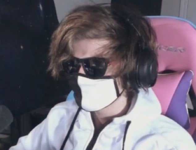 ranboo:- will never remember your name- clueless about school gossip but yet everyone tells him everything- questions a LOT- danced to tiktok songs for the school talent show, it blew up on youtube- panics about failing then gets an A- his answers are too deep