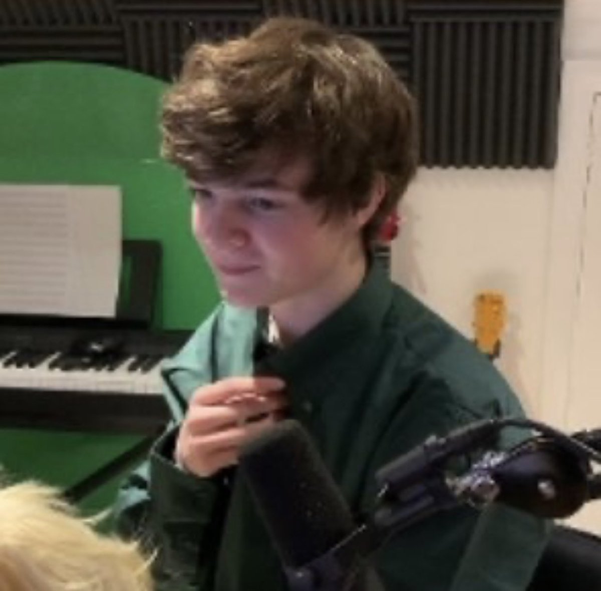 tubbo:- knows everything thats going yet doesnt- gardening club - on the student council but should he really be there?- asks the MOST RANDOM QUESTIONS- “ok if the answer is 6 why is honey not green?”- teachers soft spot- lets tommy copy his homework