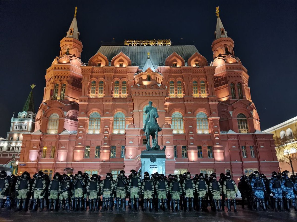 vudu_u's tweet photo. Когда власть легитимна можно и армию к кремлю подогнать  #свободуНавальному https://t.co/vYuUEJYjno