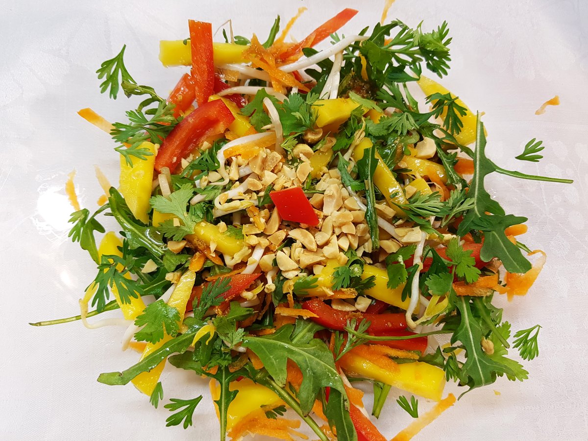 SLustig6's tweet photo. #Salat aus #Mango, roter #Paprika, #Karotte, #Rucola, #Sojasprossen mit frischem #Koriander, #Aschanti/#Erdnüssen - Dressing aus #Limettensaft u. -schale, #Sojasauce, Zucker, #Erdnussöl, #Chilisalz
Filet vom #Bachsaibling mit #Kürbis-Rahmgemüse und #Knoblauchbutter https://t.co/XncaZOw4k1