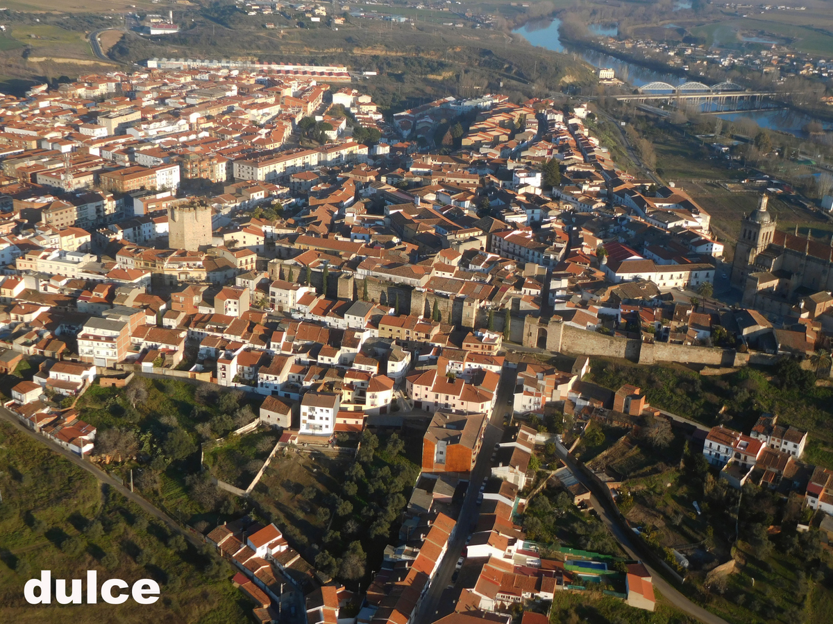 Angelparamotor's tweet photo. Murallas de Coria mirando a la puesta de Sol https://t.co/twgfjhurEs