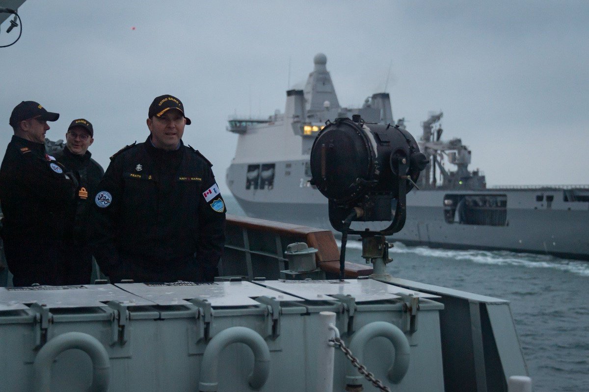 COM_SNMG1's tweet photo. Great demonstration of the⚓️interoperability of our #NATO Allies. 
#KoninklijkeMarine
#WeAreNATO 
#StrongerTogether https://t.co/6v0DCue5zO