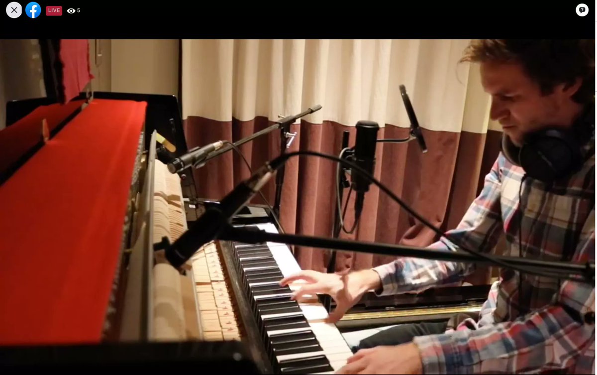 Pieter, een goede vriend, houdt een "privé concertje" voor zijn vrienden via Facebooklive. Wat een topper!