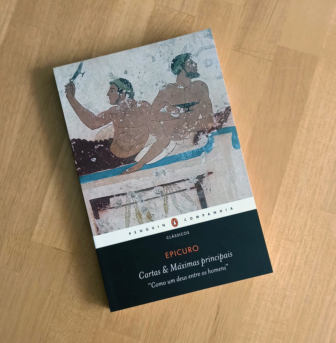 Lançamento do pinguim! Já nas livrarias 📚🐧 Reunião de todos os escritos de Epicuro, um dos filósofos antigos mais influentes na modernidade, "Cartas &amp; Máximas principais" é uma introdução para a filosofia do bem viver. companhiadasletras.com.br/detalhe.php?co…