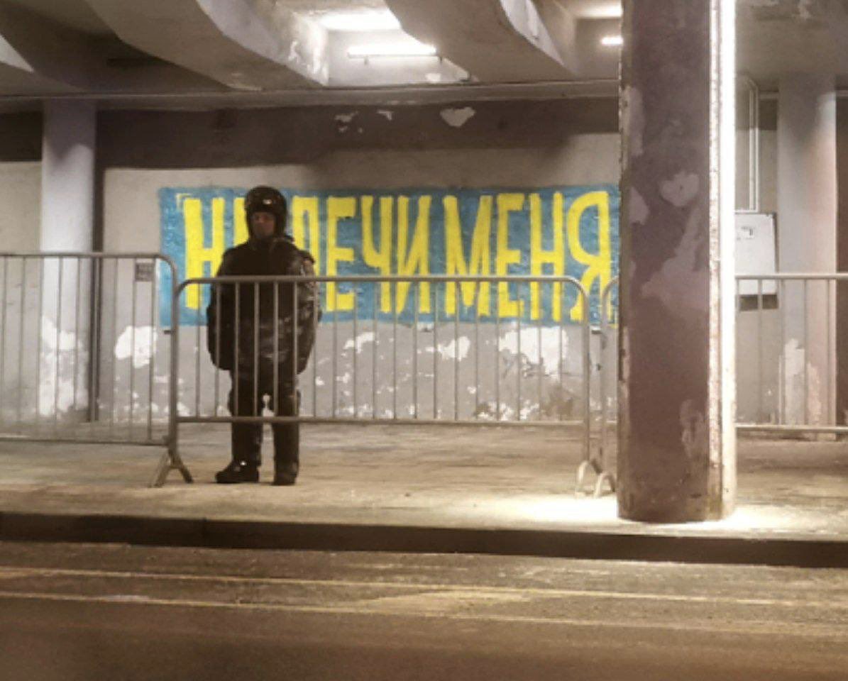 dsappoint's tweet image. Здесь будет тред «фото ментов на фоне вывесок», потому что это шедевры и золото, конечно:
(фото: читатель @mediazzzona )