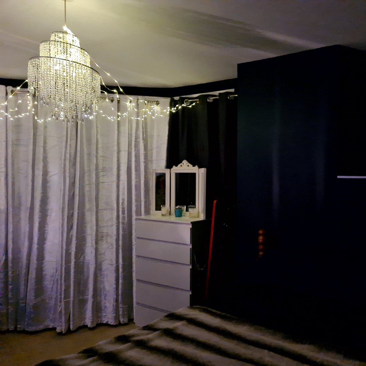NatalieLogan9b's tweet photo. Our Bedroom is finally complete! 🙌🥰
Just to tidy away all the decorating essential's then onto finishing next room. 🥰 🖌 #DIY #Bedroom #finallycomplete #oneofmymanyhobbies #Navy #White #Velvet #Chandalier #Love https://t.co/U2nLzFLoOJ