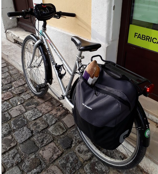 VPlacard's tweet image. Ce soir, nous recherchons la ou le propriétaire de ce vélo
Ne donne pas la réponse mais un indice pour montrer que tu as trouvé
2 pts supplémentaires pour le nom du vélo en dm.
N’oublie pas le #véloplacard dans tes réponses, c’est + simple pour te retrouver
Bon #VéloPlacard à toi