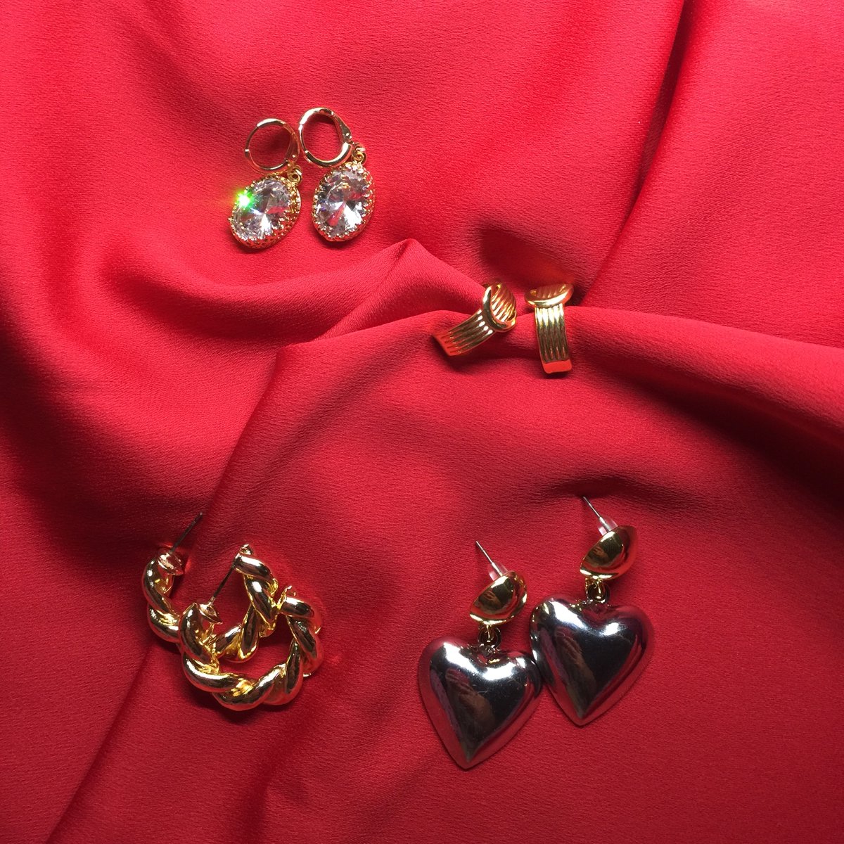 Halka, taşlı, kalpli, parlak, vintage farketmez! Küpe aşıkları el kaldırsın ✌️
zanoite.com/urun-kategori/…