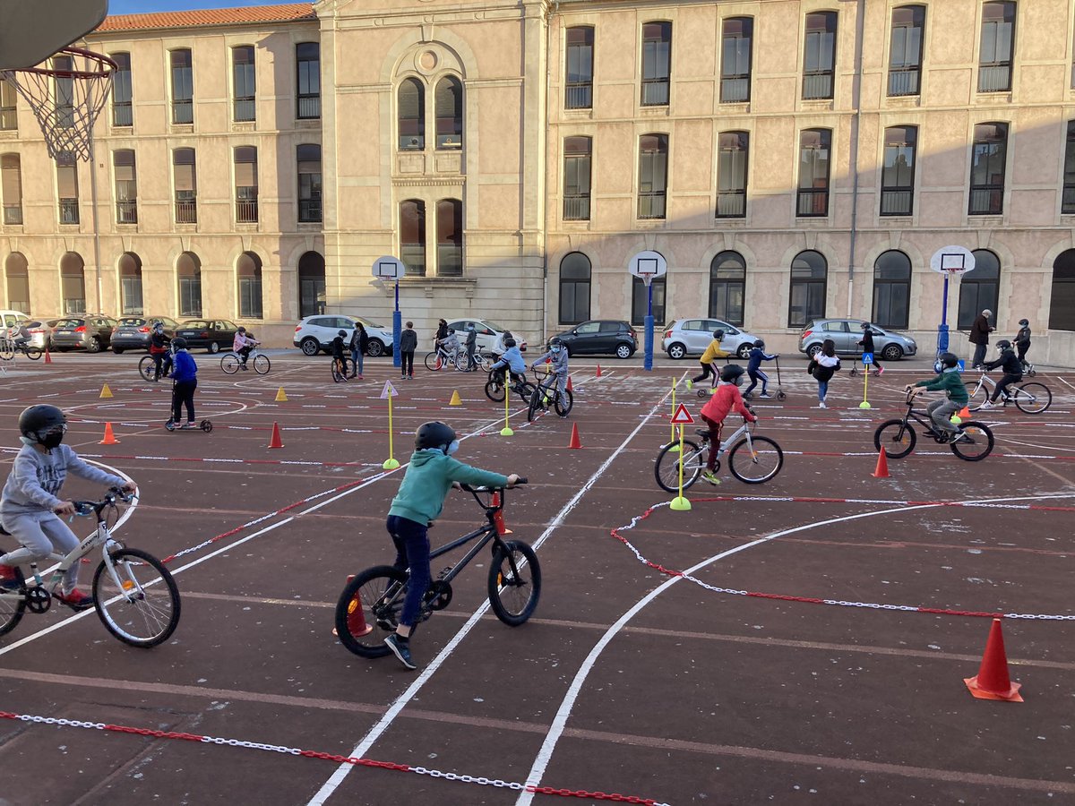 AsPeiresc's tweet photo. 2ème jour de la semaine olympique #sop21 au @COLLEGEPEIRESC 
Accueil d’une classe de cm2 en Savoir rouler.🚴🏽‍♀️
3 classes sur le projet rame en 5ème avec 1 record du Var!🚣‍♀️
Ateliers handisports et mesure ta forme @UnssVar83 @UnssNice +haltérophilie 🏋️‍♀️avec les 3eme. https://t.co/5zI1P1GV6P