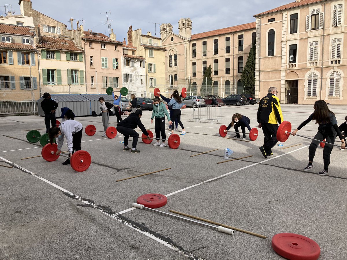AsPeiresc's tweet photo. 2ème jour de la semaine olympique #sop21 au @COLLEGEPEIRESC 
Accueil d’une classe de cm2 en Savoir rouler.🚴🏽‍♀️
3 classes sur le projet rame en 5ème avec 1 record du Var!🚣‍♀️
Ateliers handisports et mesure ta forme @UnssVar83 @UnssNice +haltérophilie 🏋️‍♀️avec les 3eme. https://t.co/5zI1P1GV6P