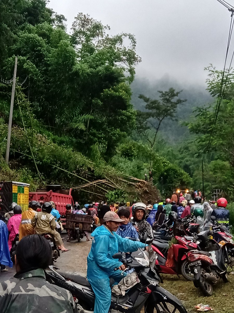 nawaasyahla's tweet image. Macet total longsor jalur malang-kediri
#infomalang 
#malangraya
#pujon