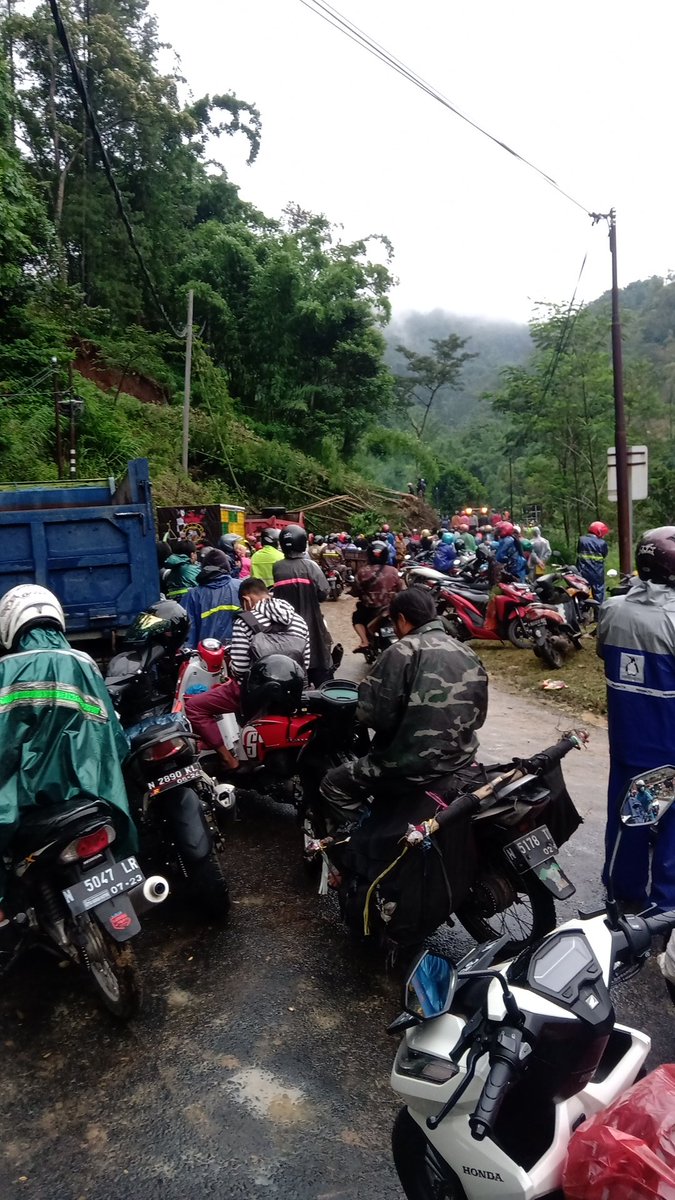 nawaasyahla's tweet image. Macet total longsor jalur malang-kediri
#infomalang 
#malangraya
#pujon