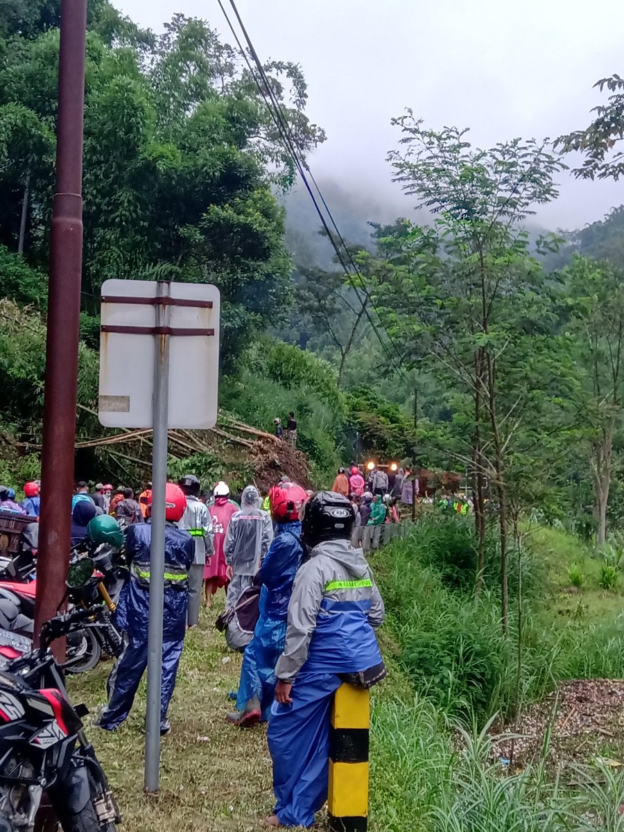 nawaasyahla's tweet image. Macet total longsor jalur malang-kediri
#infomalang 
#malangraya
#pujon