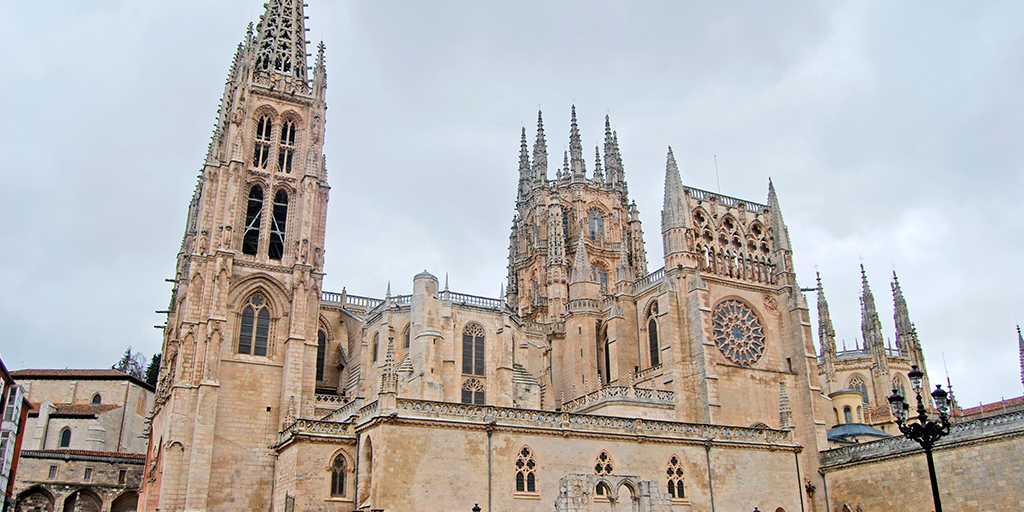 スペイン政府観光局 全国のカトリック寺院のうち最も権威ある大聖堂がトレド大聖堂 建設開始は1226年 竣工は15世紀終盤 そしてその後も様々な増改築が繰り返されたため 基本はゴシック様式ですが 多くの様式が入り混じっています T