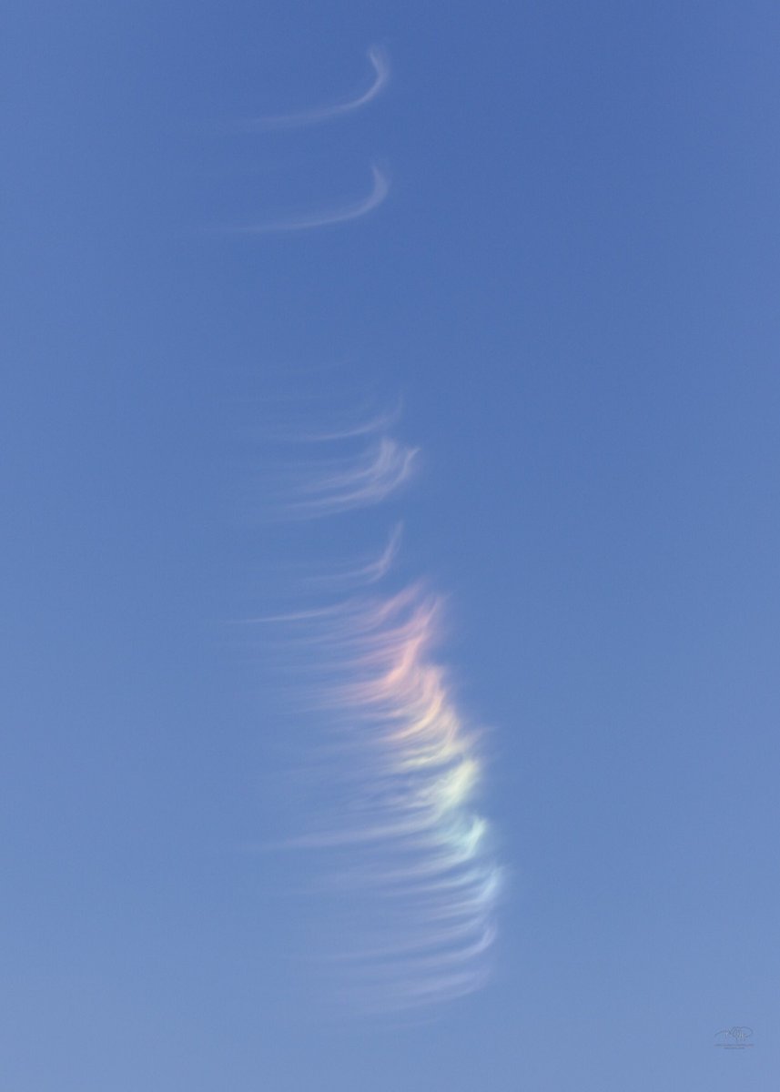 Noticed this small cloud in the the Lee of the Ruahine Ranges just after lunch. Anyone know what it’s called...? #weatherwatch #metservice #rainbowcloud