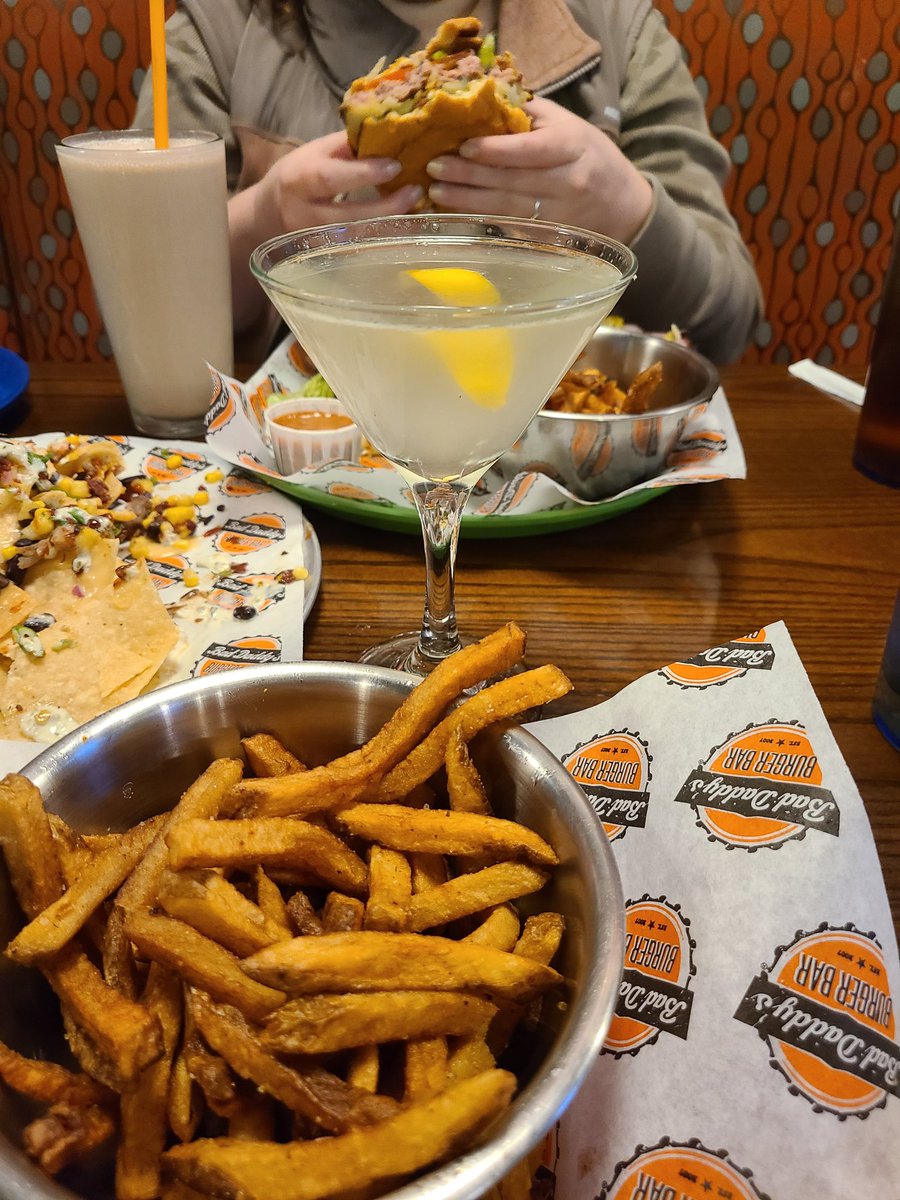 dhooie95's tweet photo. Its the "bees knees" @BadDaddysBurger @AviationGin @VancityReynolds https://t.co/MXvAVxhcIH