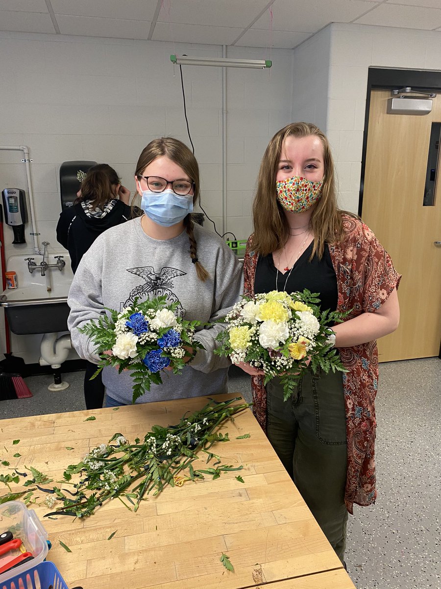AndyDardini's tweet photo. Our Horticulture class made round formal arrangements today in class and had a blast. #FFAmily #ThisIsLCSC #WeAreLHS https://t.co/QWT5ARtZOg