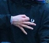 [THREAD À DEROULER ET À PARTAGER]Vous avez peut-être déjà vu des photos d'antifascistes prenant la pose en faisant un signe bien particulier (cf photo).Peut-être avez vous pensé qu'ils faisaient un salut fasciste, mais pourquoi ?↓↓↓[1/20]