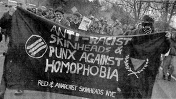 Eh bien c'est grâce au mouvement skinhead !Et plus particulièrement à un mouvement né aux États-Unis : les RASH (pour Red&Anarchists SkinHeads)Le mouvement se crée en 93 en réaction à la récupération du mouvement skin par les néo-n*zis, et prône notamment l'antifascisme[9/20]