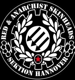 Et c'est donc là qu'on retrouve nos trois flèches !Elles refont leur apparition en tant que symbole antifasciste, anticapitaliste et libertaireUne devise y est même associée : «liberté, égalité, solidarité» (un mot par flèche)[11/20]