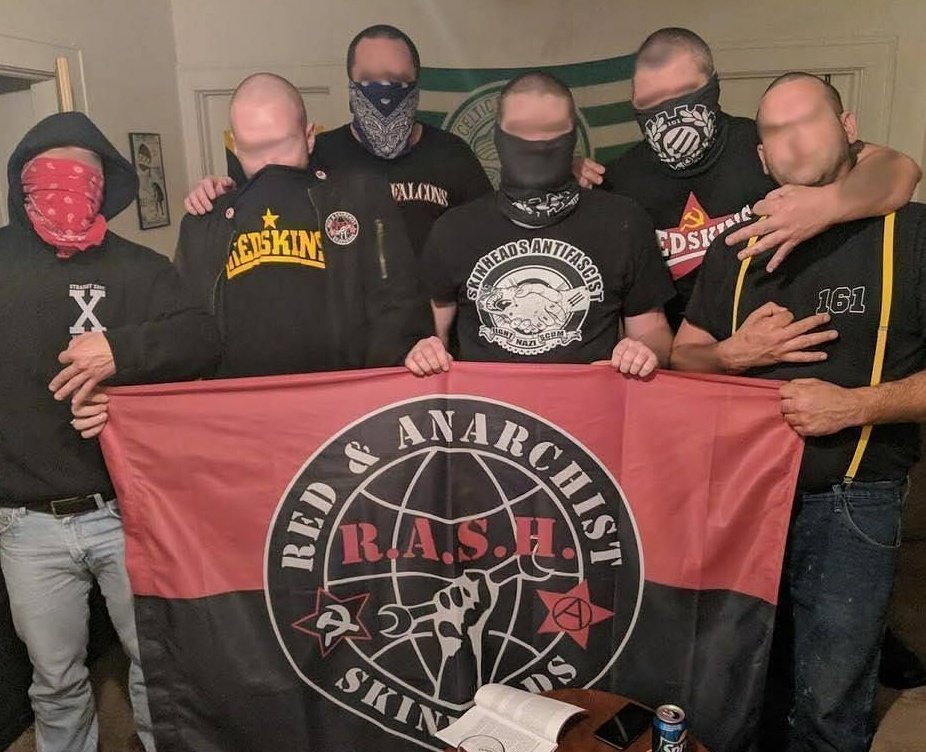 Avec la réappropriation du symbole par les RASH apparait un signe de la main (celui dont je vous parlait au début du thread)Main vers le bas, trois doigts tendus pour symboliser les flèches, et donc son appartenance au mouvement, même si on n'a pas de drapeau sur soi[12/20]