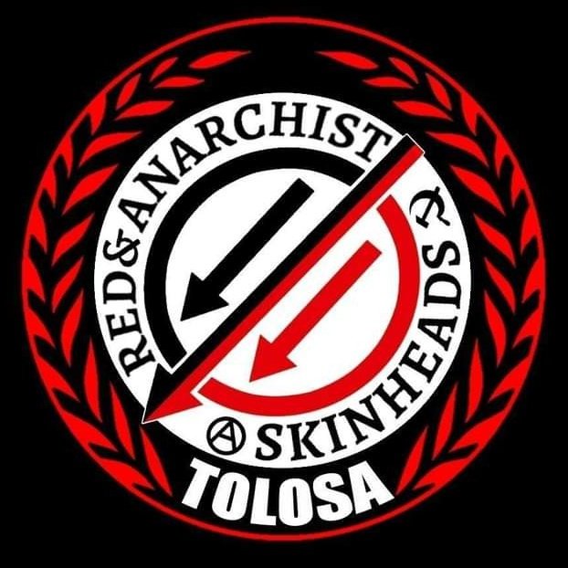 Et c'est donc là qu'on retrouve nos trois flèches !Elles refont leur apparition en tant que symbole antifasciste, anticapitaliste et libertaireUne devise y est même associée : «liberté, égalité, solidarité» (un mot par flèche)[11/20]