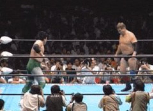 نسخة 1992ستان هانسن ضد ميتسوهارو ميساواتقييمي الشخصي: 4.5استهداف ميساوا الذكي لذراع هانسن المشهورة بالاريات المرعبة الي ينفذها ذكي، استهدافه ما كان لاضعاف الاريات فقط بل استخدمه بشكل رائع للتحكم بالرتم والسيطرة على النزال واستخدمه كمفتاح للهجوم والكومباكسيلنج هانسن عبقري جداً