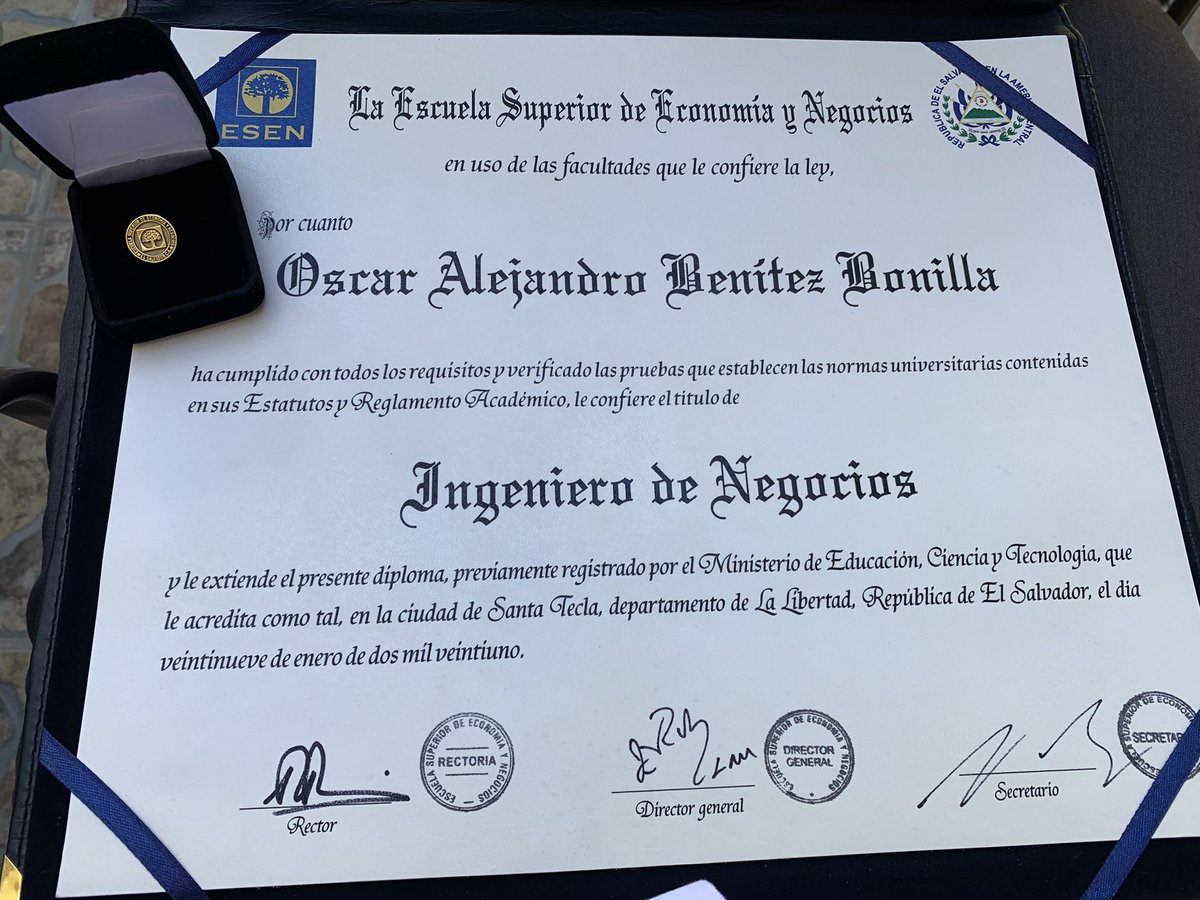 Benitez1409's tweet photo. La primera foto es en resumen estos últimos cinco años... no se como me subí, pero desde arriba todo se veía mejor. 

Gracias a Dios, mis padres, mi novia y mis amigos por apoyarme en esta experiencia, que dentro de todo, valió la pena. 

Atte Ing. Benítez 🎓 https://t.co/l3v2WhNrgG