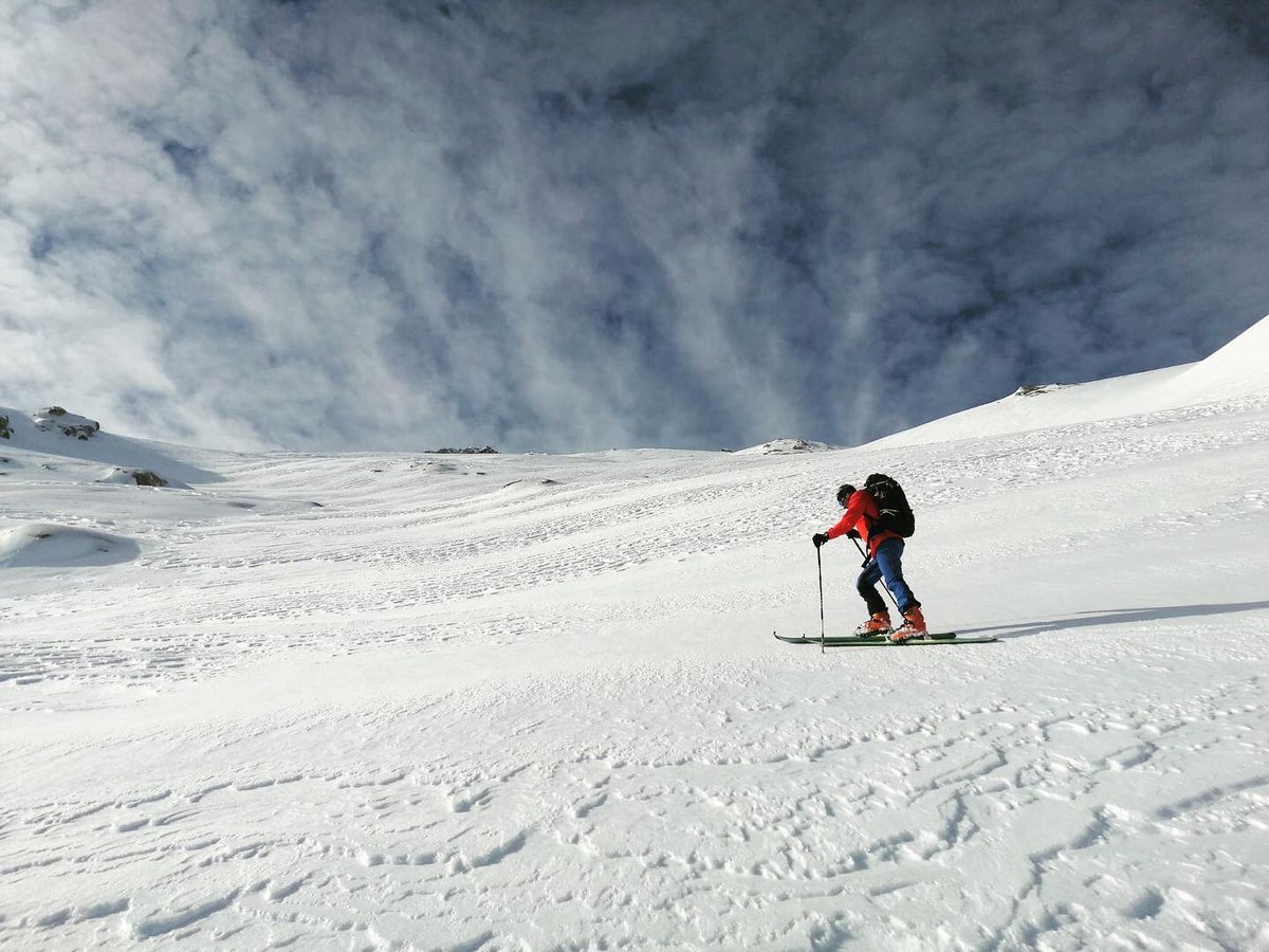 Hoy al #Aneto por Barrancs
.
📷 Eva Zarzuelo 
.
.
#pirineo #pirineos #ValledeBenasque  #skimo