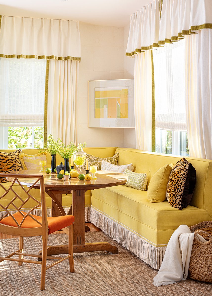 amandanisbet's tweet photo. When that spring breeze rolls through my kitchen windows and morning sun hits my banquette... 🍃👒🌻 

#AmandaNisbetDesign #AND #AmandaDesignStudio #ADS #interiors #richmonddecorator #virginialiving #vainteriors #newyorkhome #newyorkinteriors #interiordesign #home #va #spring https://t.co/BXTP0soMyO